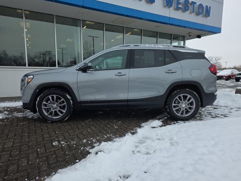 Used 2024 GMC Terrain SLT w/ Infotainment Package II image 2
