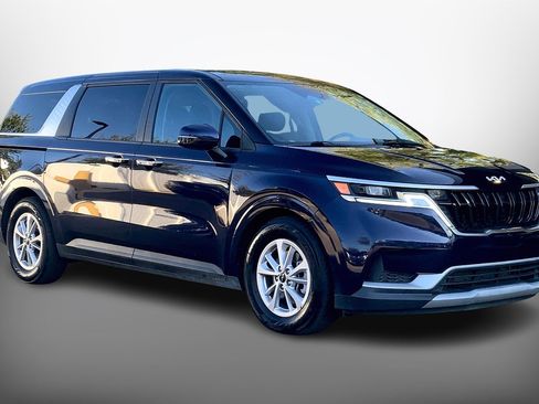 Used 2024 Kia Carnival LX image 3