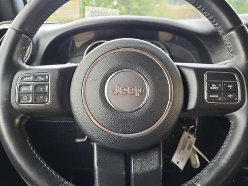 Used 2018 Jeep Wrangler Unlimited Rubicon w/ Connectivity Group AWD/4WD image 15