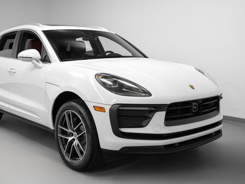 Used 2025 Porsche Macan image 9