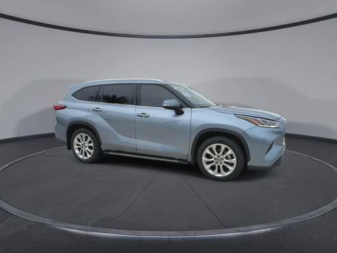 Used 2023 Toyota Highlander Limited image 2