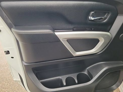 Used 2019 Nissan Titan PRO-4X w/ Pro-4x Convenience Package AWD/4WD image 14