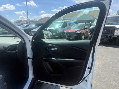 Used 2022 Jeep Cherokee Trailhawk w/ Premium Leather Package AWD/4WD image 59