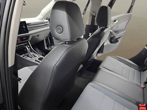 Used 2025 Volkswagen Jetta SE image 14