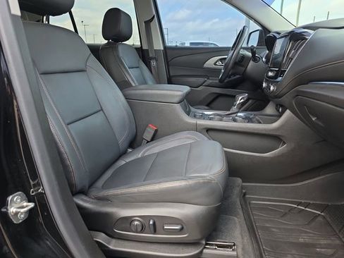 Used 2021 Chevrolet Traverse LT image 16