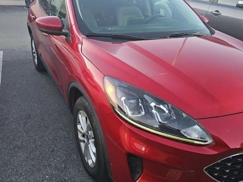 Used 2020 Ford Escape SE image 1