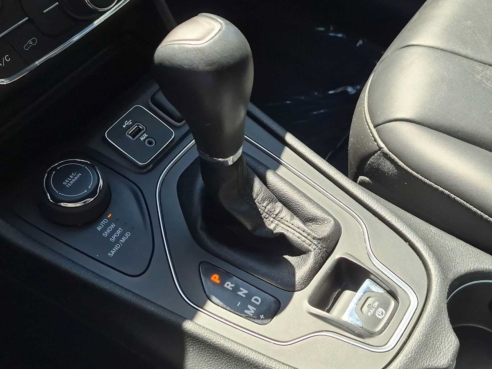 Used 2019 Jeep Cherokee Latitude Plus w/ Cold Weather Group AWD/4WD image 30