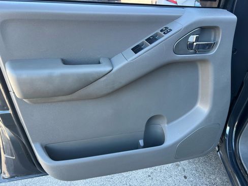 Used 2012 Nissan Frontier SV image 11
