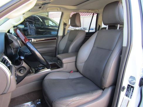 Used 2017 Lexus GX 460 image 9