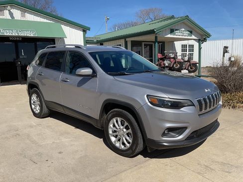 Used 2019 Jeep Cherokee Latitude w/ Cold Weather Group image 3