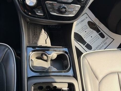 Used 2025 Chrysler Pacifica Limited image 17