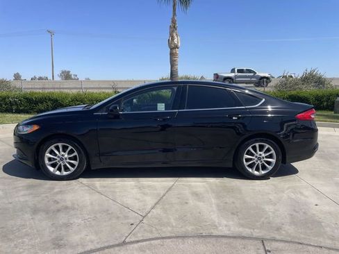Used 2017 Ford Fusion SE w/ Fusion SE Technology Package FWD image 5