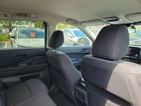Used 2025 Nissan Pathfinder SV image 30