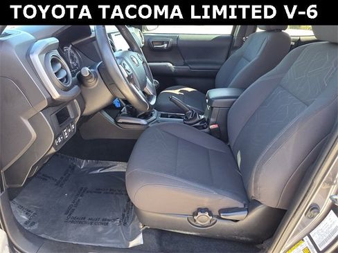 Used 2018 Toyota Tacoma TRD Sport image 21