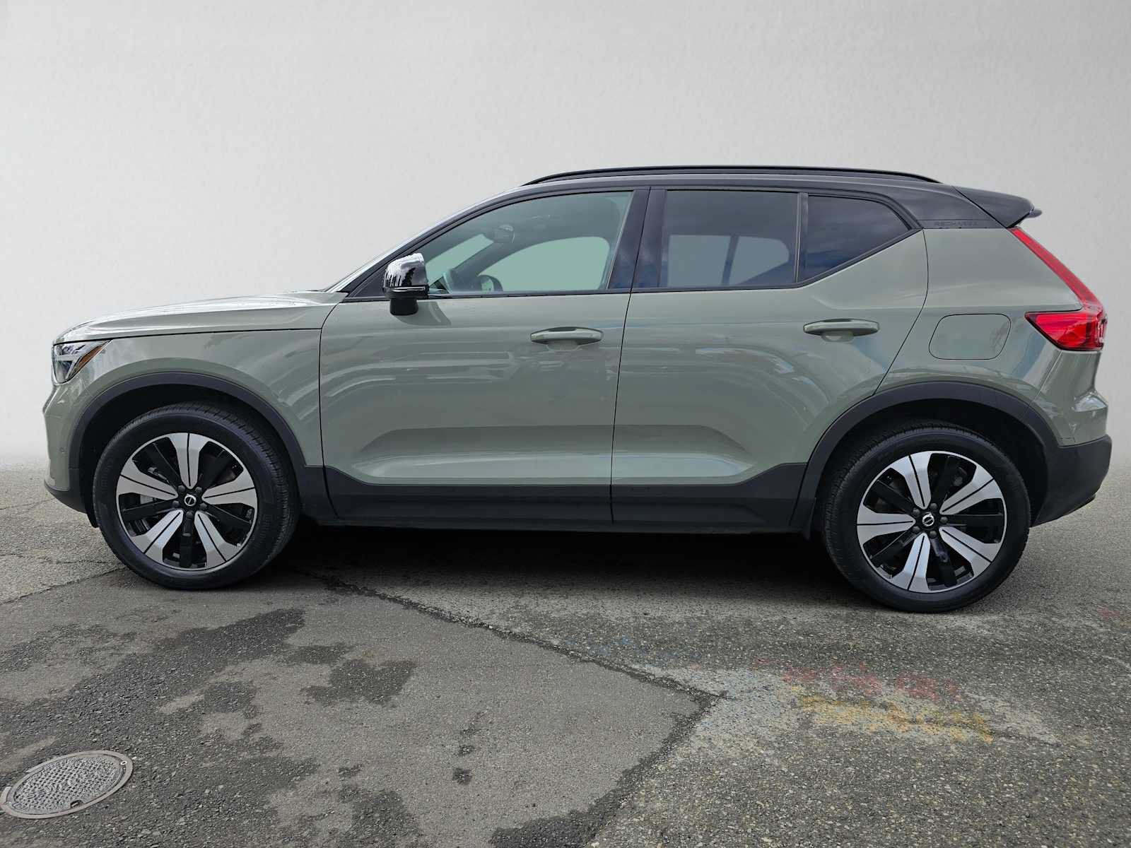 Used 2023 Volvo XC40 Recharge Plus w/ Protection Package Premier AWD/4WD image 7