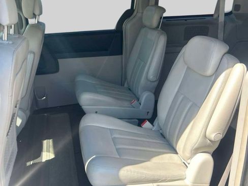 Used 2010 Chrysler Town & Country Touring Plus FWD image 4