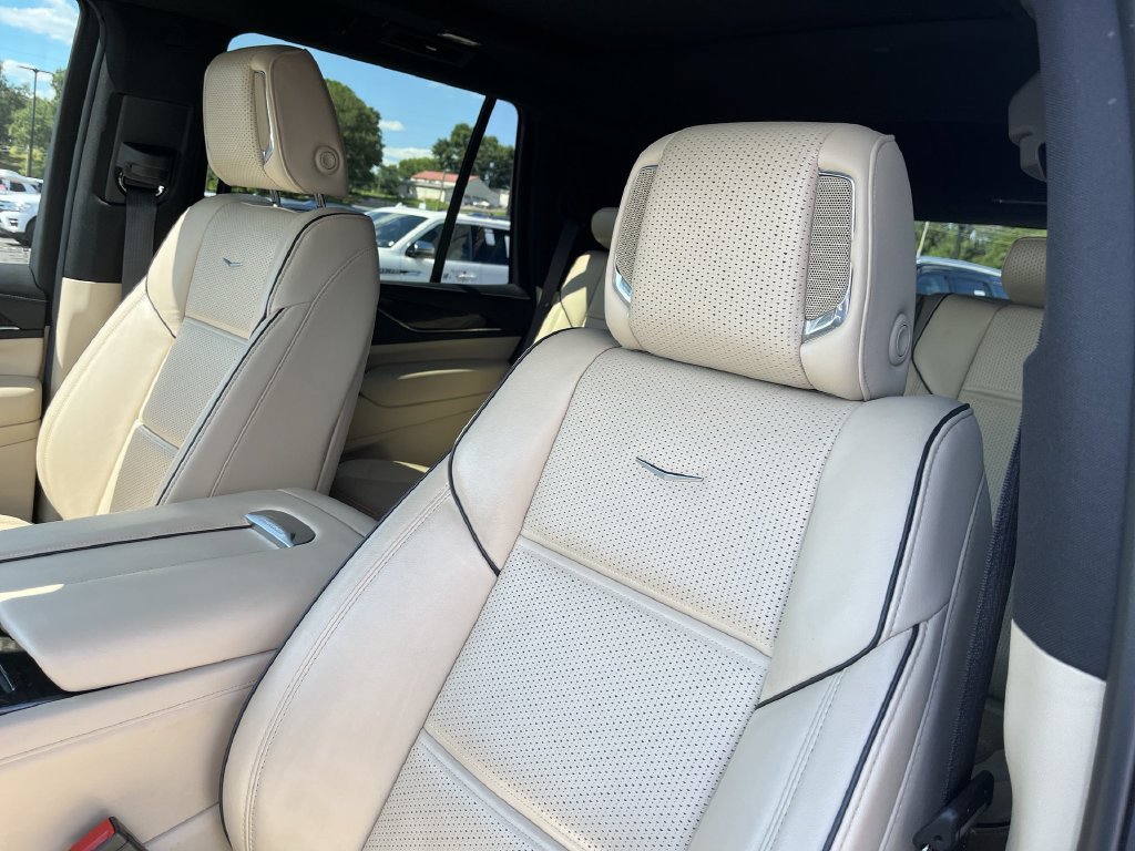 Used 2023 Cadillac Escalade Premium Luxury w/ Performance Package AWD/4WD image 13
