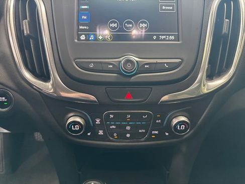 Used 2019 Chevrolet Equinox LT FWD image 3