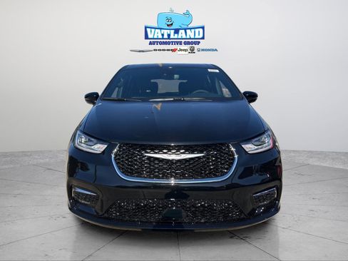 New 2026 Chrysler Pacifica Limited image 22