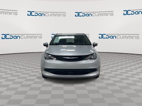 Used 2023 Chrysler Voyager LX image 3