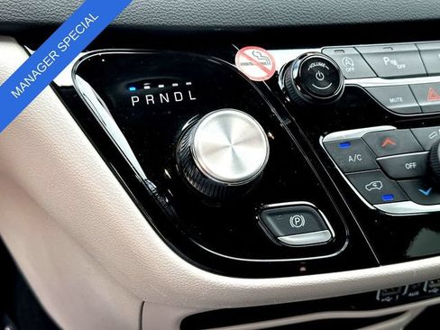 Used 2024 Chrysler Pacifica Touring-L FWD image 16