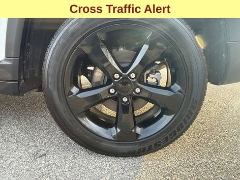 Used 2023 Jeep Grand Cherokee Altitude AWD/4WD image 9
