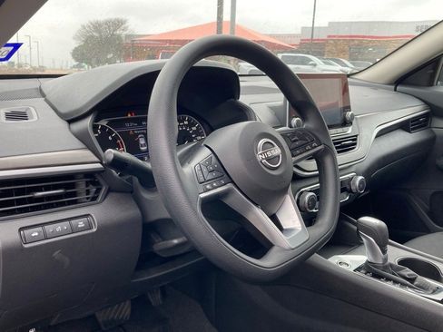 Used 2025 Nissan Altima 2.5 SV image 9