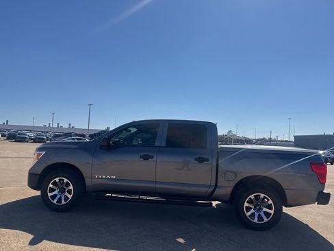 Used 2019 Nissan Titan S image 13