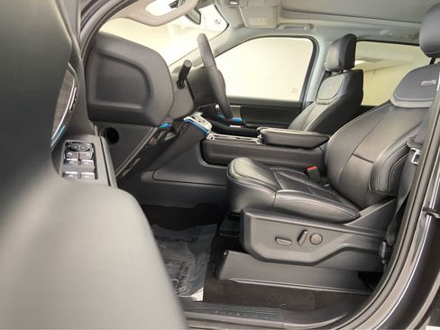 Used 2025 Ford Expedition Platinum AWD/4WD image 18