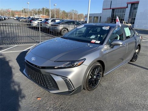 Used 2025 Toyota Camry SE image 1