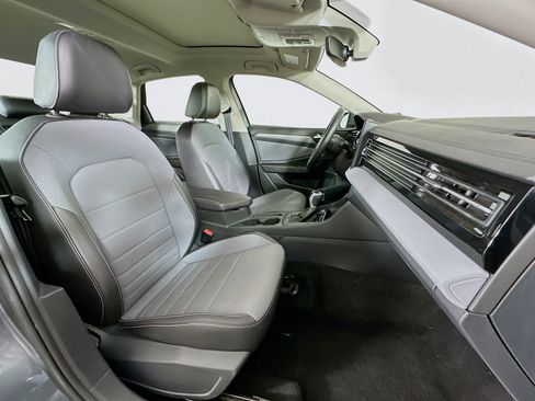 Used 2025 Volkswagen Jetta SE image 30