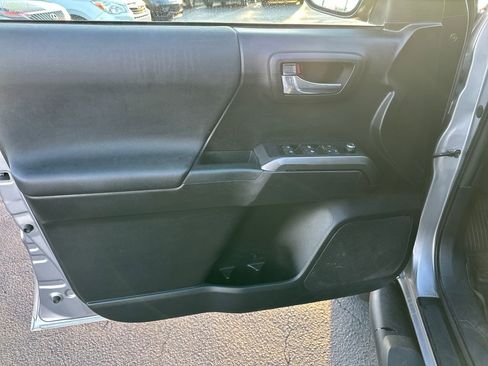 Used 2017 Toyota Tacoma TRD Off-Road image 11