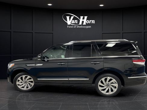 Used 2024 Lincoln Navigator Reserve AWD/4WD image 4