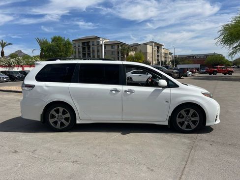 Used 2018 Toyota Sienna SE w/ Carpet Mat Package image 2