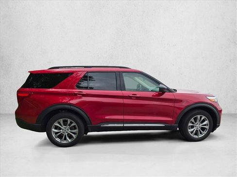 Used 2023 Ford Explorer XLT w/ Equipment Group 202A AWD/4WD image 4