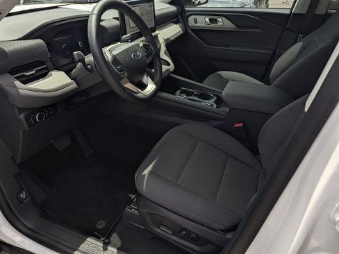 New 2026 Ford Explorer Active RWD image 9