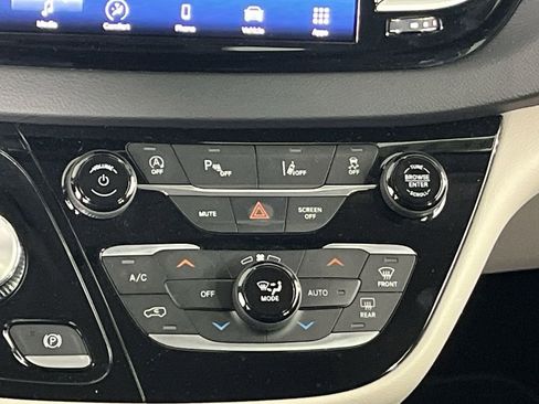 Used 2023 Chrysler Pacifica Touring-L image 18