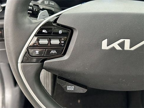 Used 2023 Kia Niro SX image 24