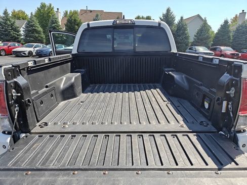 Used 2016 Toyota Tacoma Limited w/ Exterior Package AWD/4WD image 18