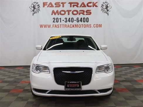 Used 2022 Chrysler 300 Touring image 2