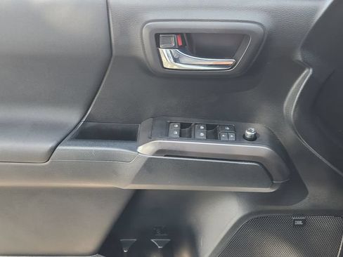 Used 2017 Toyota Tacoma TRD Sport AWD/4WD image 16