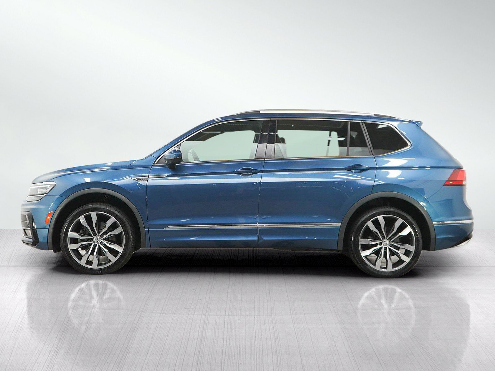 Used 2020 Volkswagen Tiguan SEL Premium R-Line AWD/4WD image 2