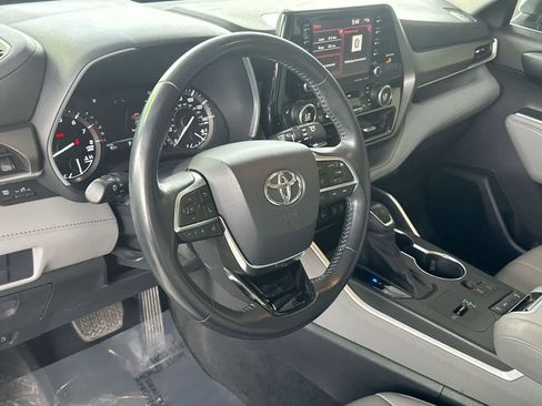 Used 2021 Toyota Highlander XLE FWD image 13