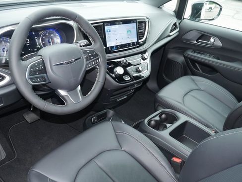 New 2026 Chrysler Pacifica Select image 17