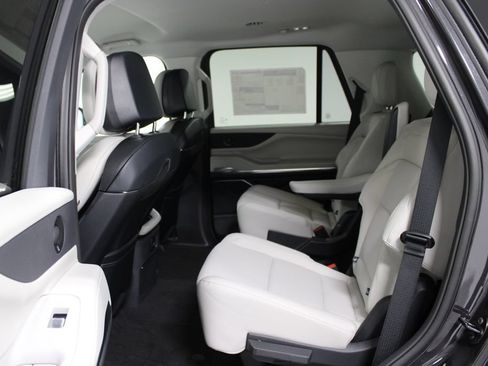 New 2026 Lincoln Navigator Premiere AWD/4WD image 26