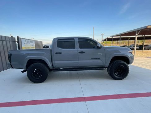Used 2020 Toyota Tacoma TRD Sport w/ Technology Package image 11