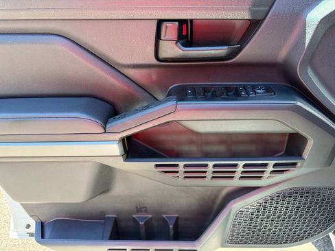 Certified 2025 Toyota Tacoma SR5 AWD/4WD image 15