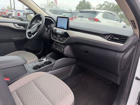 Used 2020 Ford Escape SE image 9