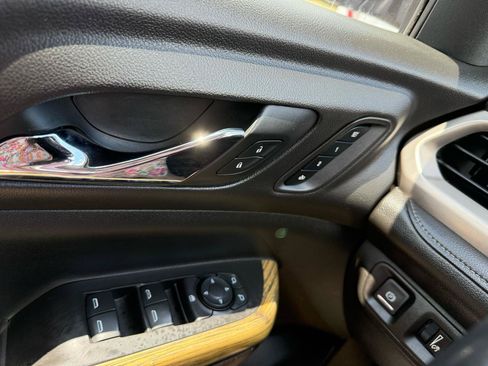 Used 2019 GMC Acadia Denali w/ Technology Package FWD image 31