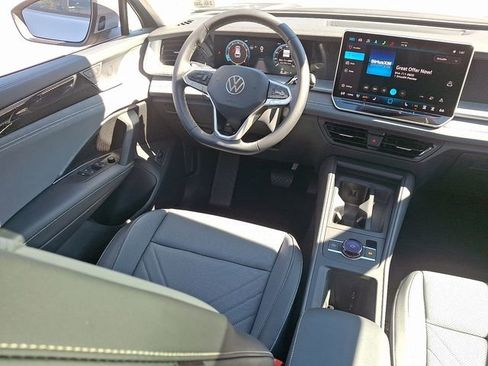 Certified 2025 Volkswagen Tiguan SE w/ Panoramic Sunroof Package image 14